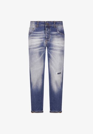 Blauwe verweerde spijkerbroek met een versleten effect, een gescheurde plek op de rechterdij, voorzakken, een knoop en opgerolde boorden bij de enkels.