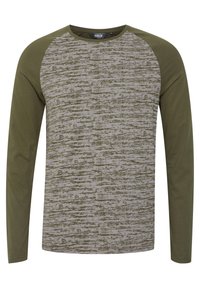 L ångärmad t-shirt med en texturerad grå kropp och ärmar i olivgrön raglanstil, tillverkad av ett mjukt bomullsblandningsmaterial.