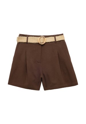 Pantaloncini marroni a vita alta con pieghe frontali e tasche laterali, abbinati a una cintura beige intrecciata con fibbia rotonda in legno.