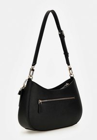 Borsa a mano sintetica nera con finitura testurizzata, forma curva e tracolla regolabile. Presenta una tasca anteriore con zip e dettagli in metallo.
