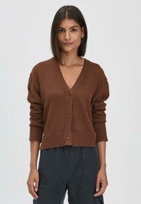 Brauner Strickcardigan mit V-Ausschnitt, Knopfverschluss und geripptem Saum. Lässige Passform mit langen Ärmeln und weicher Textur.