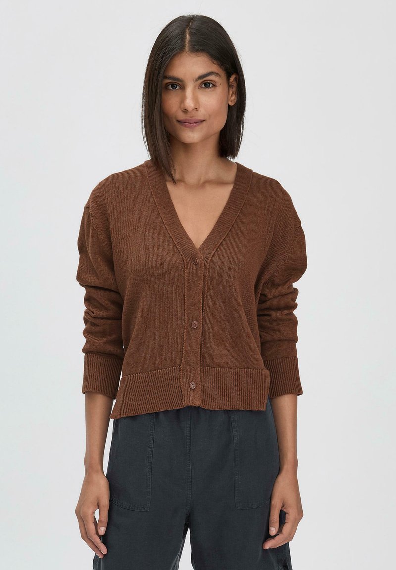 Brauner Strickcardigan mit V-Ausschnitt, Knopfverschluss und geripptem Saum. Lässige Passform mit langen Ärmeln und weicher Textur.