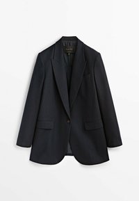 Blazer bleu marine foncé en tissu lisse, doté d'une fermeture à un bouton, de revers crantés et de deux poches avant. Design minimaliste.