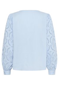 Svetlo modra bluzica z enotno hrbtno stranjo in teksturiranimi čipkastimi rokavi; ima gumbne manšete in sproščen kroj.