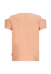 Jasno brzoskwiniowa koszulka z krótkim rękawem o wykroju na ramionach, okrągłym dekolcie, gładkiej bawełnianej teksturze oraz małej metce z boku.