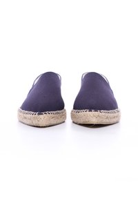 Espadrilles de lona azul marino con suela de yute, que presentan un diseño cerrado de tipo slip-on y una textura suave, ideales para el uso casual.