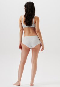 Grå bomull bh och trosa set, med justerbara band, en enkel design, slät textur och inga synliga mönster eller hårdvarudetaljer.