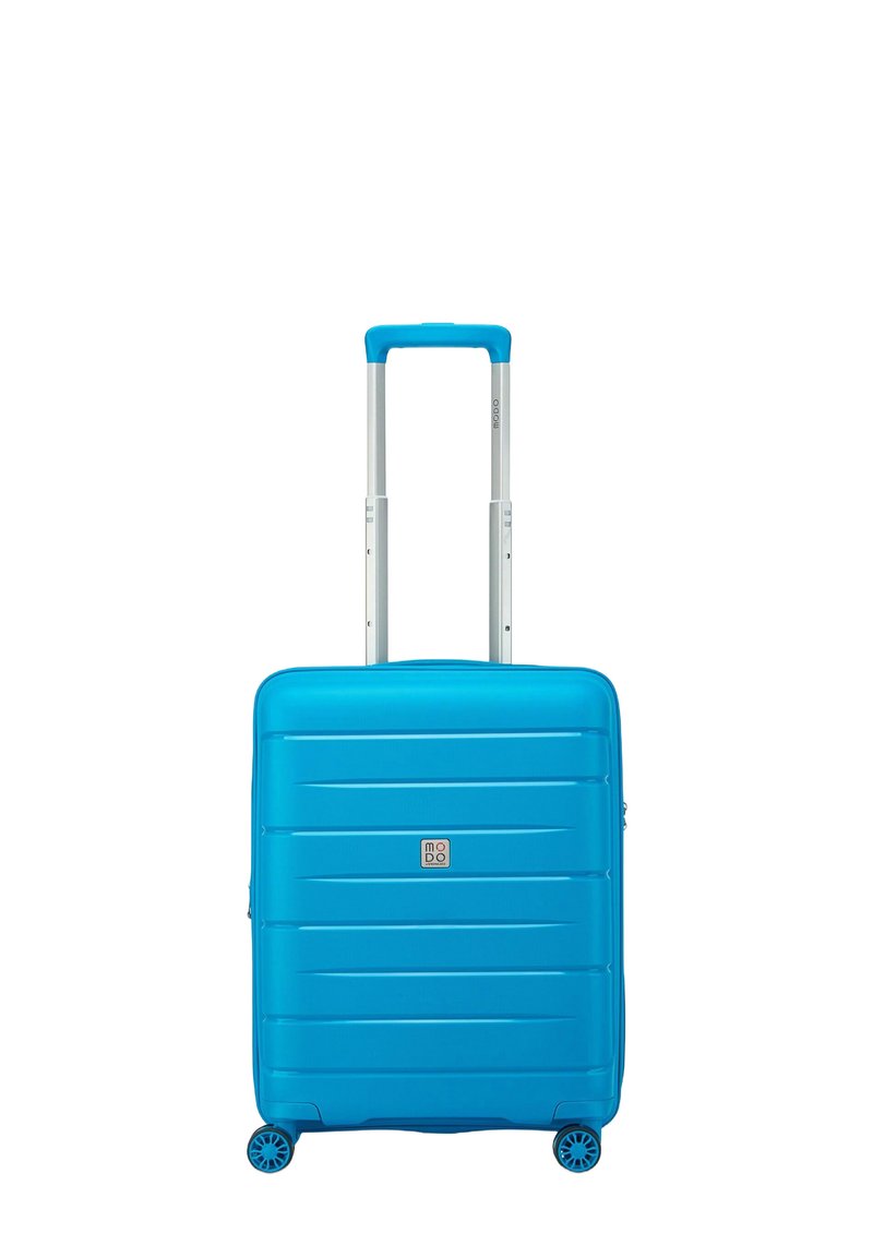 Maleta rígida azul con un diseño elegante y estriado, mango de aluminio retráctil y cuatro ruedas giratorias para una movilidad fácil.