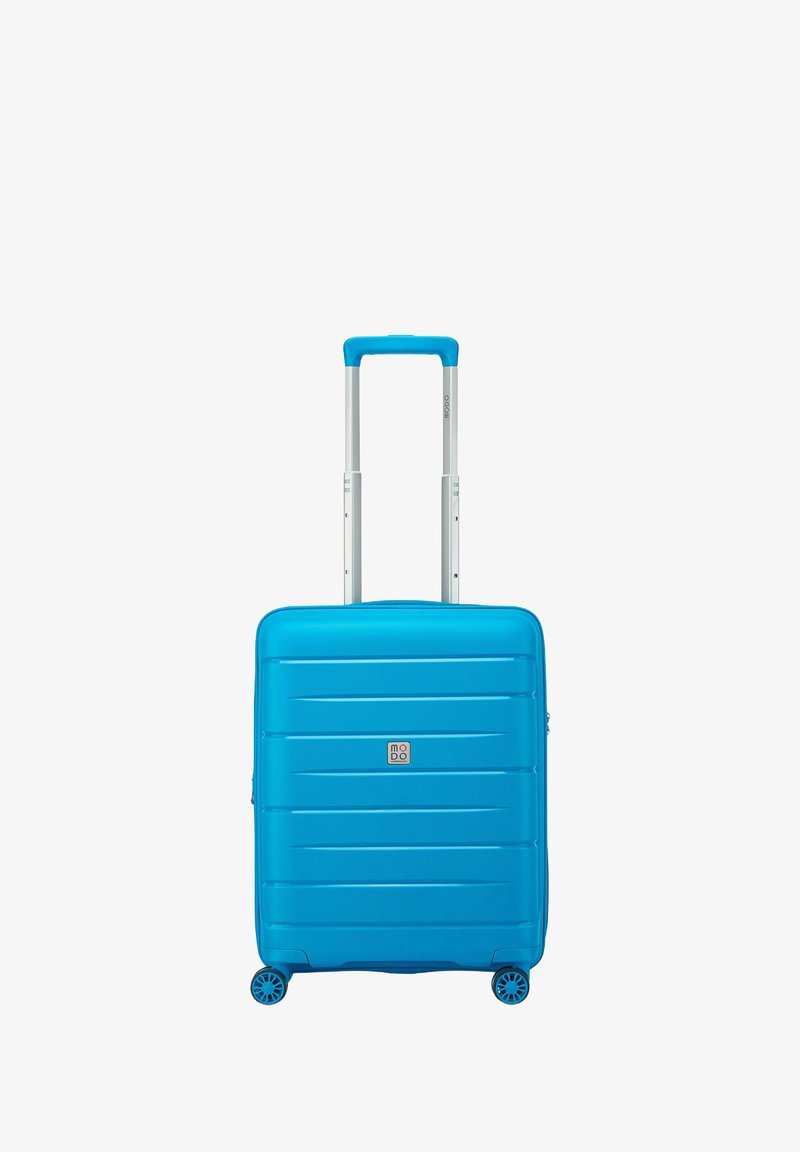 Maleta rígida azul con un diseño elegante y estriado, mango de aluminio retráctil y cuatro ruedas giratorias para una movilidad fácil.