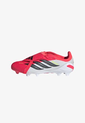 Crampon de football principalement rose avec des rayures noires et grises, une semelle blanche, une texture lisse et un design à lacets sécurisé.