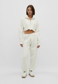 Stradivarius PLUSH BOYFRIEND JOGGERS - Pantalon de survêtement - white
