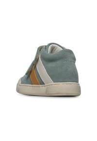 Velcro-sneakers i grå mocka med vita och bruna ränder, rund tå, gummisula och en vadderad krage för komfort.