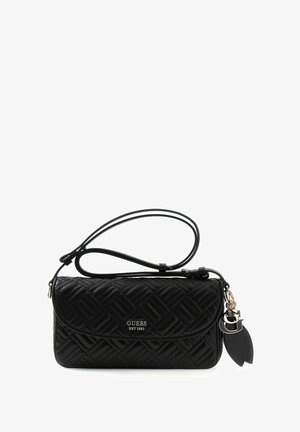 Sac d'épaule noir matelassé Guess avec fermeture à rabat, sangle réglable et breloques argentées du logo attachées sur le côté.