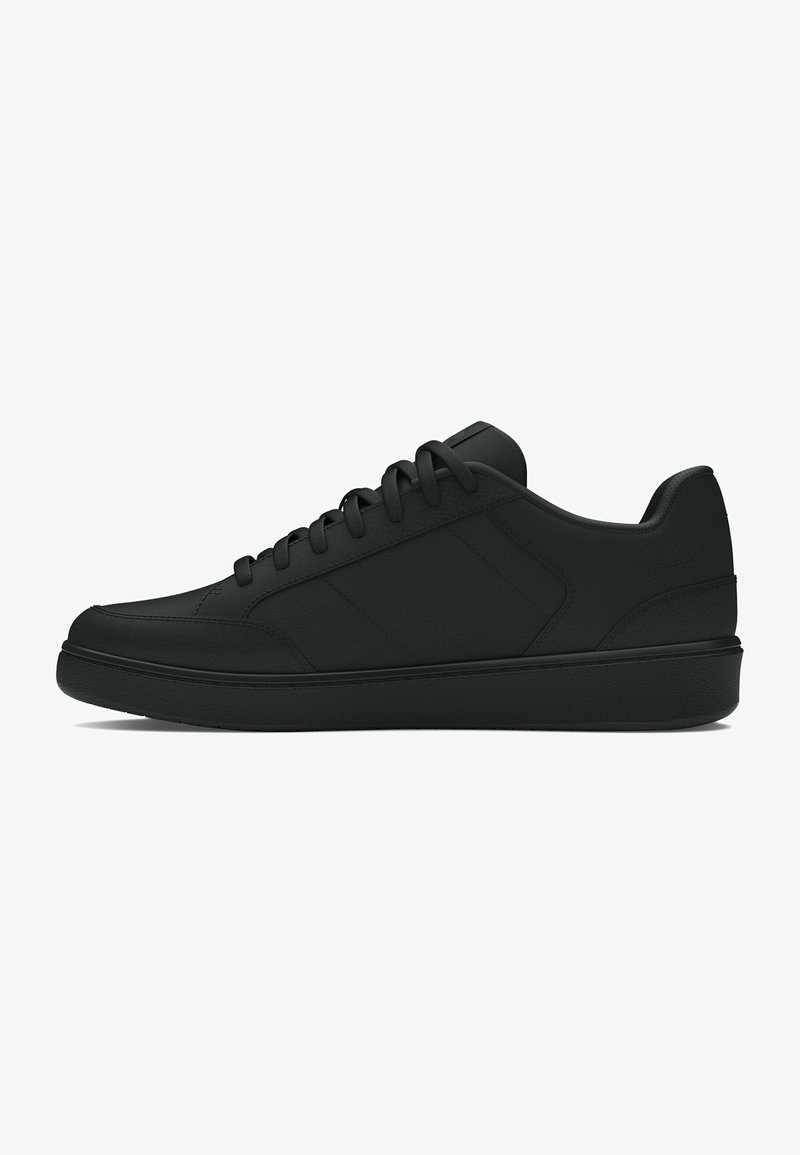 Schwarzer Sneaker mit einem glatten, matten Lederoberteil, runder Zehenpartie, flacher Schnürung und einer strukturierten Gummisohle. Schlankes Design mit subtilen Seitenpaneelen.
