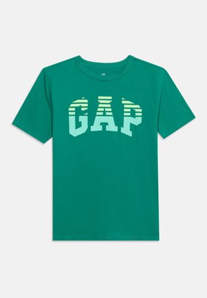 Tricou verde cu mâneci scurte și guler rotund, cu cuvântul „GAP” inscripționat cu litere mari, dungate în degrade, pe piept.