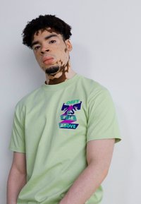 Obey Clothing RISE ABOVE RIBBON - T-shirts print - cucumber