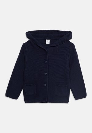 Tmavomodrý pletený detský kardigán s kapucňou, tromi prednými gombíkmi a dvoma malými prednými vreckami, položený na bielom pozadí.