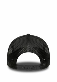 Schwarze Netzcap mit gebogenem Schirm, verstellbarem Snapback-Verschluss und strukturiertem Muster auf dem Stoff, mit einem zentralen Knopfdetail oben.