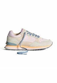 Baskets de sport gris clair avec accents rose et bleu, en suède et matériau en mesh, bout rond, semelle rembourrée et lacets à pois.