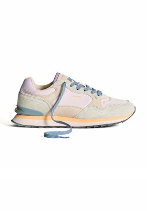 Zapatilla deportiva gris claro con acentos en rosa y azul, material de ante y malla, puntera redonda, suela acolchada y cordones con puntos.