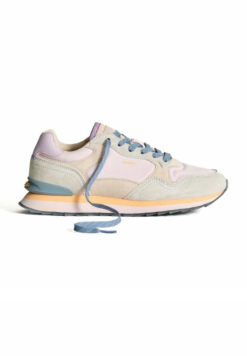 Baskets de sport gris clair avec accents rose et bleu, en suède et matériau en mesh, bout rond, semelle rembourrée et lacets à pois.