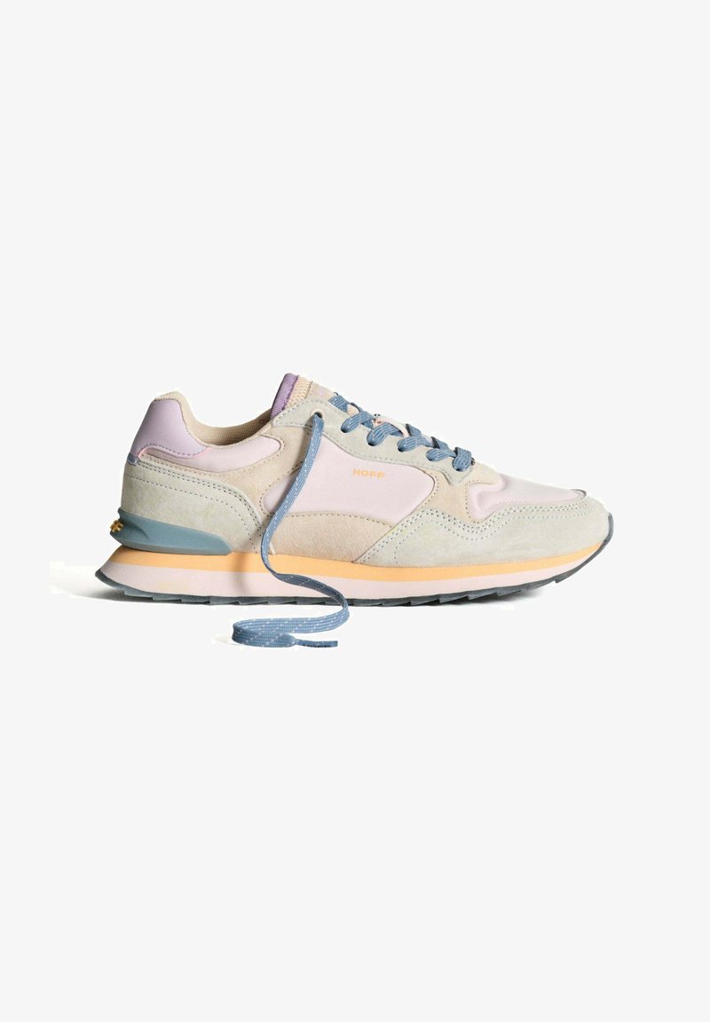 Zapatilla deportiva gris claro con acentos en rosa y azul, material de ante y malla, puntera redonda, suela acolchada y cordones con puntos.