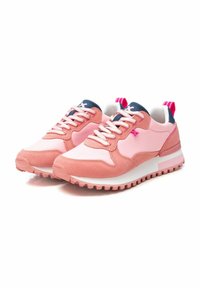 Zapatillas deportivas rosas hechas de ante y material sintético. Presentan suelas blancas, acentos en contraste en azul marino y cordones rosas. Detalle de superficie texturizada.
