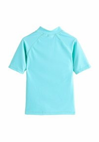 Rash guard turchese a manica corta con colletto alto, realizzato in un tessuto leggero e liscio; presenta cuciture piatte per il comfort.
