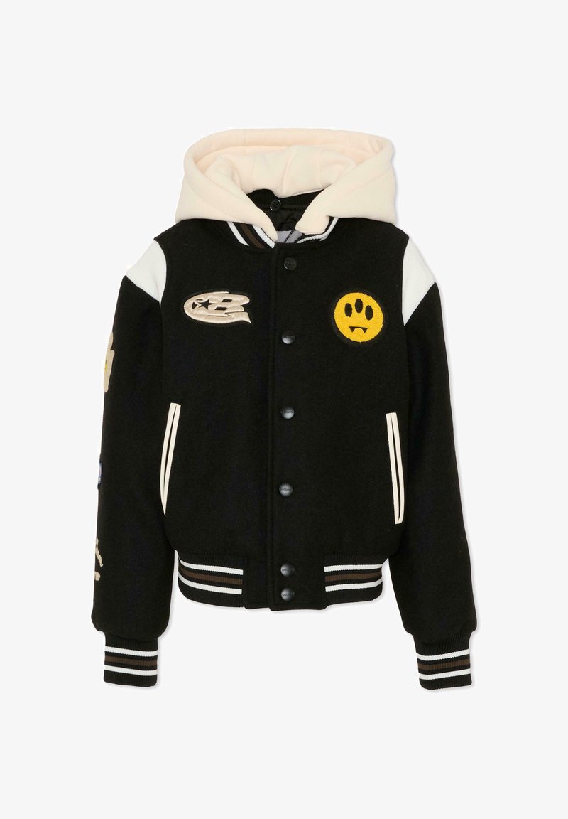 Giacca varsity nera con cappuccio crema, toppe ricamate e polsini a righe. I dettagli principali includono una faccina sorridente e il logo sul petto.