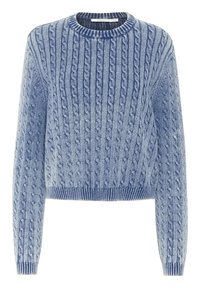 Pull en maille torsadée aux nuances dégradées de bleu, avec un col rond, des manches longues et un ourlet côtelé pour une apparence texturée et confortable.