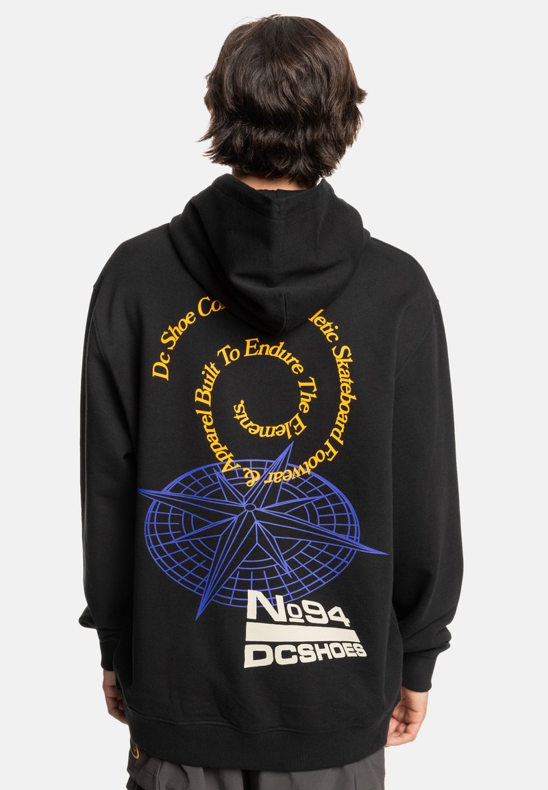 Zwarte hoodie van een katoenmix; heeft gele en blauwe grafische tekst en ontwerpen op de achterkant, inclusief een kompas en logo-accenten.