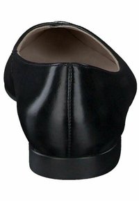 Mocasines de charol negro que presentan una forma redondeada, un tacón bajo y una textura suave con un sutil detalle de costura en la parte posterior.