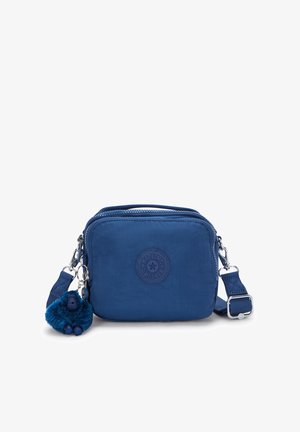 Blaue Nylon-Umhängetasche mit abgerundeter Form, Reißverschluss und einem strukturierten Logo. Enthält einen blauen Fell-Schlüsselanhänger mit einem Affenanhänger.