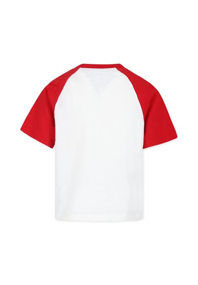 T-shirt à manches courtes avec un corps blanc et des manches raglan rouges. Il présente un col rond et une texture en coton lisse. Pas de motifs ni d'accommodements.