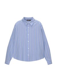 Chemise bleu clair boutonnée, avec des rayures blanches verticales, manches longues, col pointu, coupe décontractée et tissu légèrement brillant.