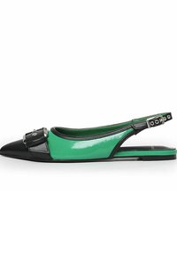 Zapato slingback con punta afilada, parte superior de charol verde brillante, puntera y tacón negros, y un detalle decorativo de hebilla.