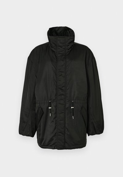 Crna podstavljena jakna s visokim ovratnikom, elastičnim manžetama, prednjim džepovima i podesivom vezicom u struku. Glatka tekstura, zatvaranje na zip.