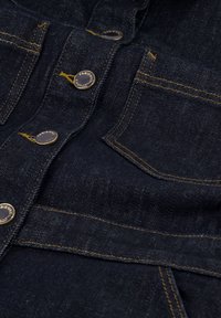 Donkerdenim overhemd met gouden stiksels en metalen knopen, voorzien van twee borstzakken en een gestructureerde kraag.