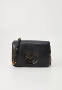 Mala de ombro em pele preta com alça de corrente dourada e fecho em forma de borboleta dourada na aba frontal, sobre fundo branco simples.