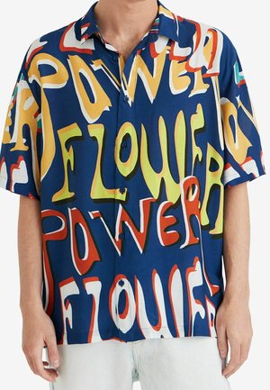 Blaues Kurzarmhemd mit Knöpfen und großen, mehrfarbigen Buchstaben, die in einem kühnen, grafischen Design "POWER" und "FLOWER" buchstabieren.