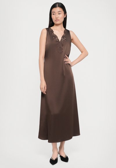 Rochie maxi maro, fără mâneci, cu decolteu în V, având broderie din dantelă. Textură netedă, asemănătoare cu satinul și o siluetă fluidă în formă de A.
