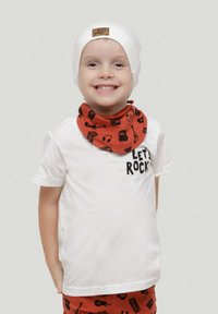 Valkoinen puuvillainen t-paita, jossa on "LET'S ROCK" -painatus, oranssi kuvioitu kaulahuivi, jossa on musiikkikuvastoja, valkoinen lippu ja kaiken kaikkiaan leikkisä muotoilu.