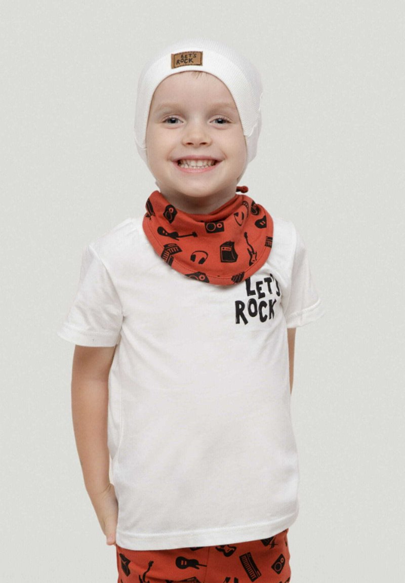 Valkoinen puuvillainen t-paita, jossa on "LET'S ROCK" -painatus, oranssi kuvioitu kaulahuivi, jossa on musiikkikuvastoja, valkoinen lippu ja kaiken kaikkiaan leikkisä muotoilu.