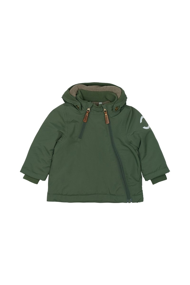 Chaqueta acolchada verde con cierre de cremallera, dos bolsillos frontales, capucha forrada y puños acanalados. Presenta detalles en cuero marrón y un logo.