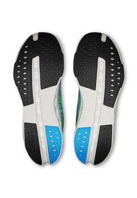 Des chaussures de course avec une semelle extérieure texturée noire, une semelle intermédiaire blanche et un dessus vert et turquoise comportant un motif subtil et des accents bleus.