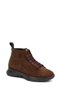 Zapatillas altas de ante marrón con cordones marrones, suela negra y un pequeño acento metálico en la parte delantera. Material texturizado y diseño elegante.