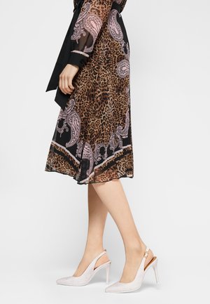 Lyserøde slingback hæle med et tekstureret mønster, spids tå og stiletto hæl. Stylet med en kjole i leopardmønster og paisley-mønster.