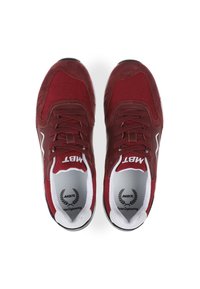 Sneaker rosse in suede e mesh con un interno in mesh bianco, dotate di suole e lacci neri e branding sulla linguetta.