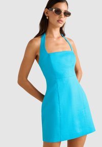 Rochie halter de un albastru strălucitor, cu decolteu pătrat și corp ajustat, având o textură netedă și fustă amplă.