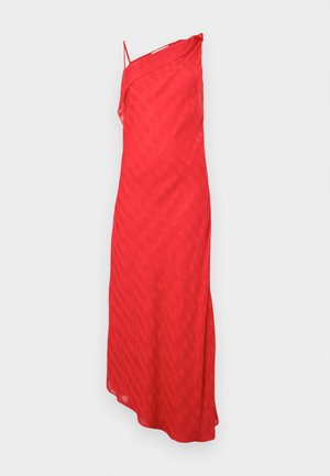 Rød, off-shoulder kjole med glatt stoff og diagonalt rutenett, gulvlengde med en flytende silhuett og tynne stropper.